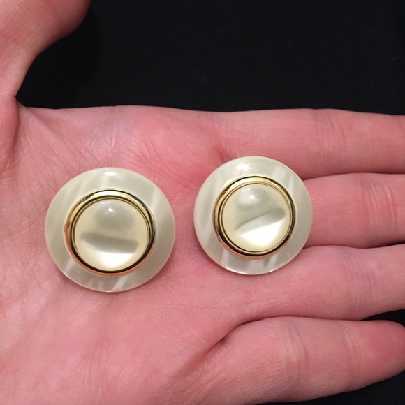 Vintage Round Cream White Pearlescent Clip On Earrings - Picture 4 of 6